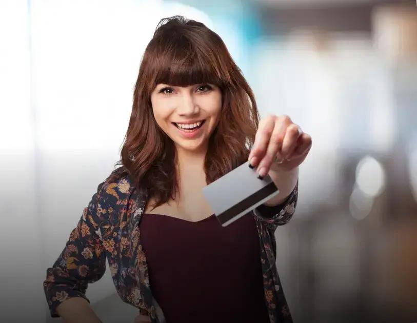 Qual cartão de crédito libera limite para negativado e como obter um?