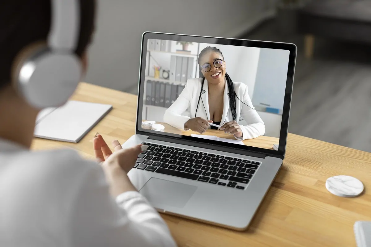 Psicólogos estão adotando plataformas digitais para melhorar atendimentos 1 Mulher sendo atendida através de plataforma para psicólogos