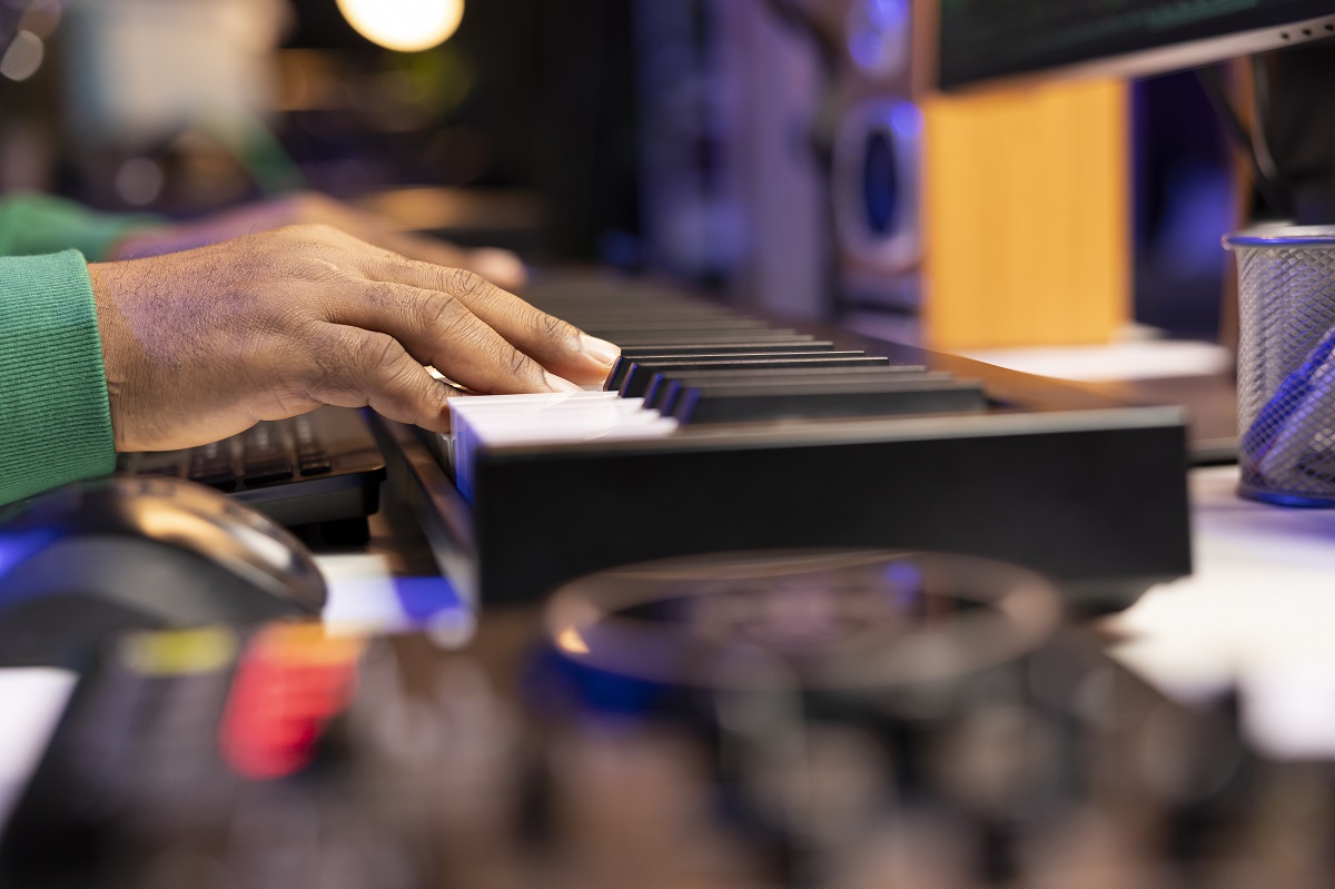 Homem tocando piano na igreja