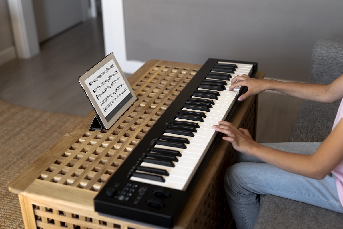 Mulher tocando teclado musical